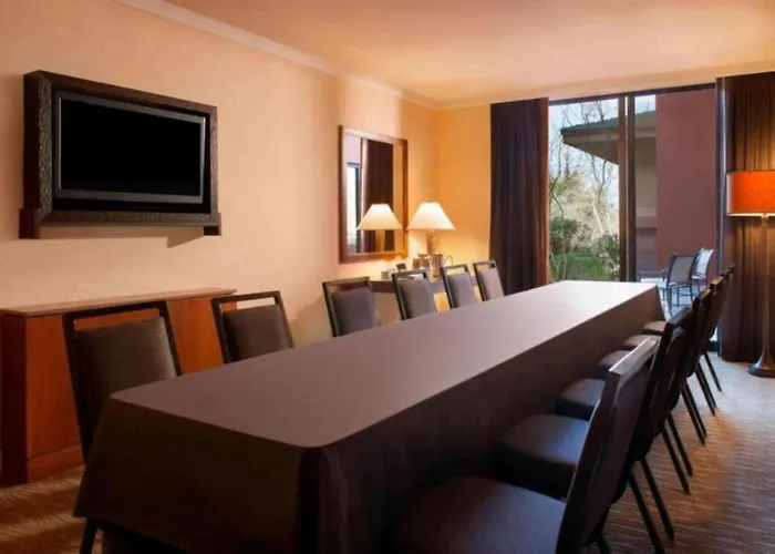 Sanctuary In 1bd With Amenities Fitness Room, Pools Etc *